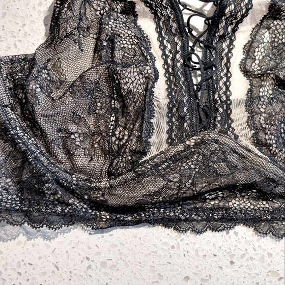 Victoria's Secret - Lace-up Halter Bralett (never worn) - Picture 4 of 5